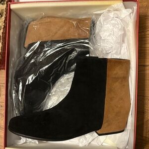 Chic Two-Tone Ankle Vaneli Boots